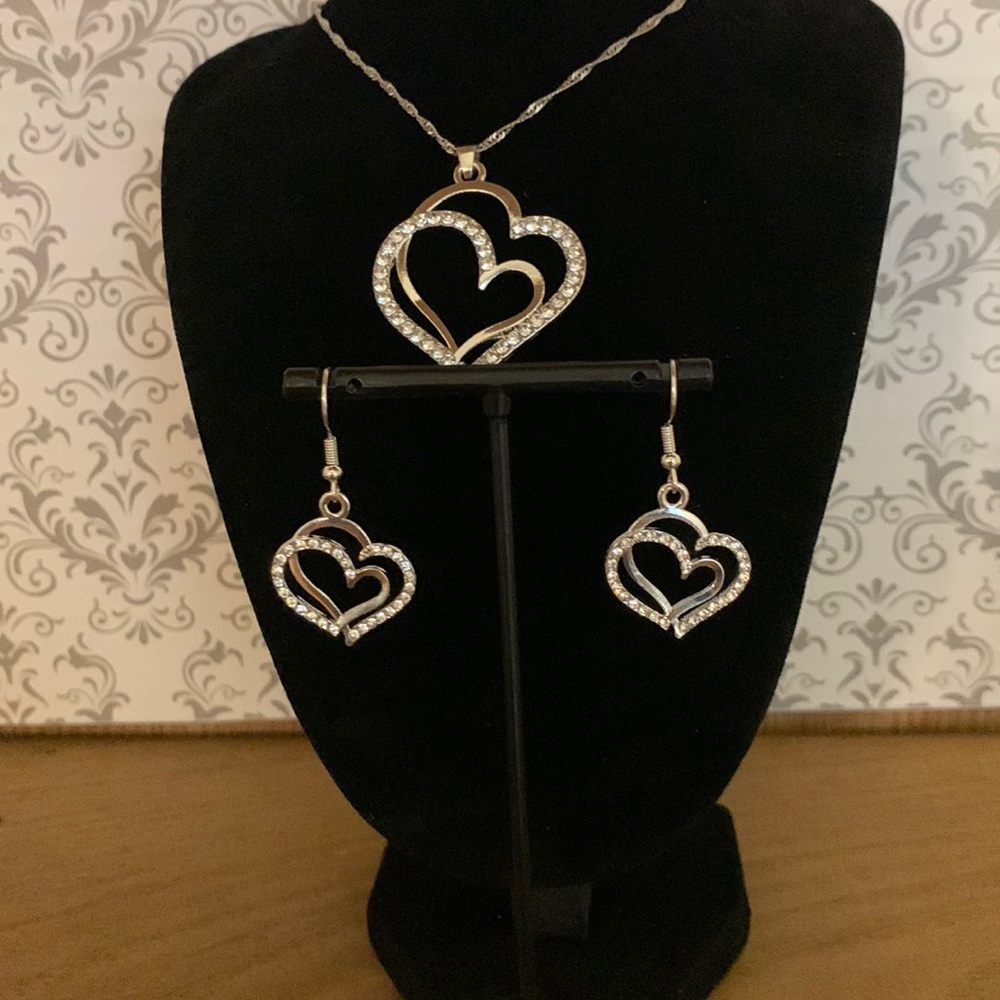 4/$20 NIP 3pc Rhinestone Silver Heart Set